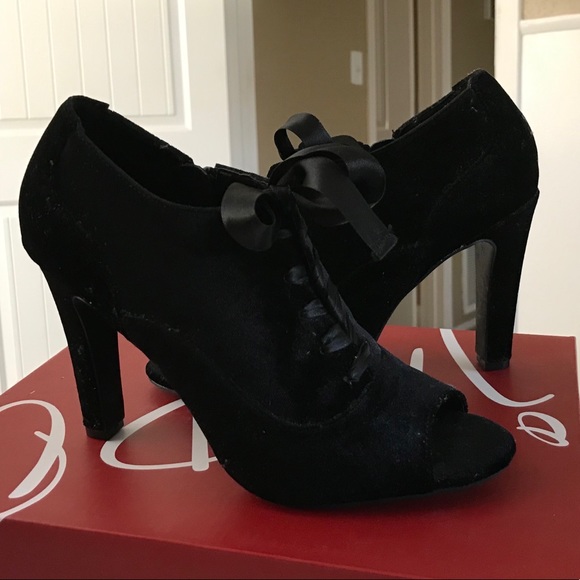 Black velvet shoes only worn once—size 7 1/2 - Picture 1 of 7